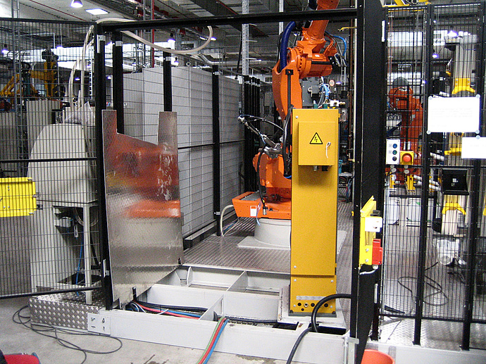 Roboterzelle mit zwei ABB-Robotern zum Schweißen, Regelungstechnik, Batterieproduktion, 