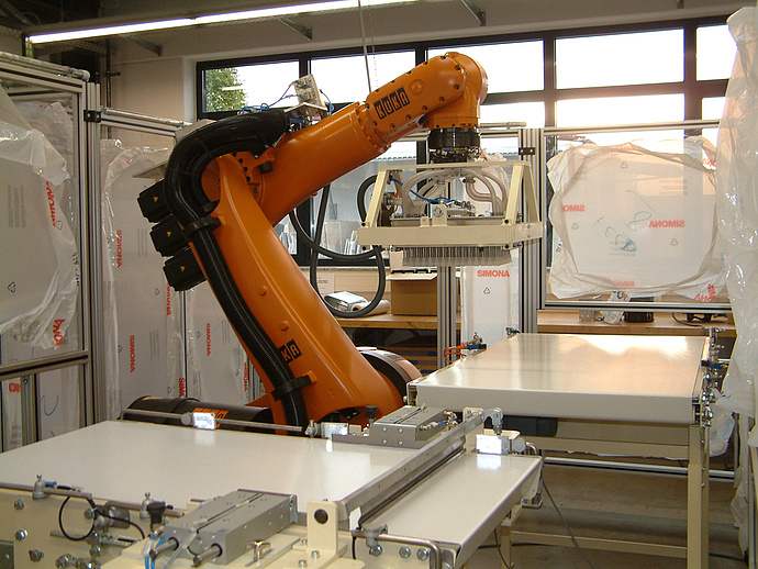 Roboterzelle für Schokoladenstücke, KUKA-Roboter, Pütz Prozessautomatisierung GmbH, Pütz Group, Prozessautomatisierung,